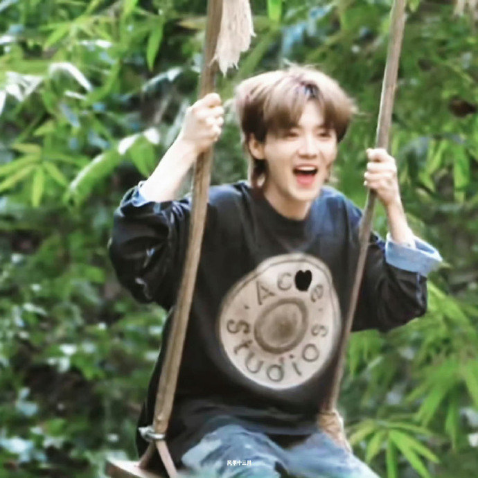鹿晗泥鹿怎么形容鹿晗怎么形容鹿晗呢，可爱小手办、萌物小泥鹿，在泥潭里摔跤🤼直