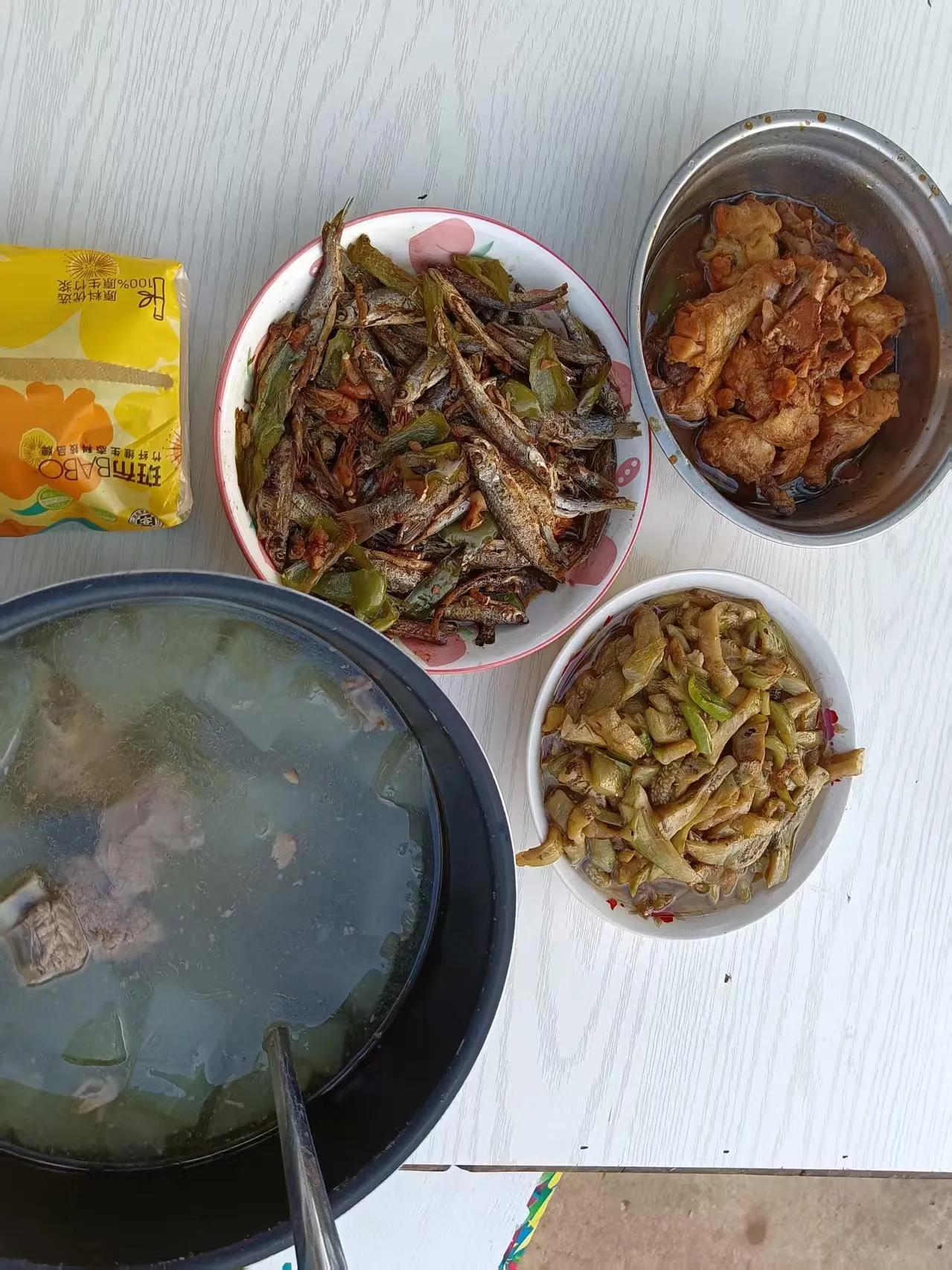 休假第三天的晚餐，在外面吃饭遇到下雨！今天是我休假的第三天，下午的时候太阳突