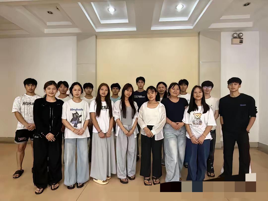 缅北56名公费师范生学成返乡！看似花钱培养，实则是最聪明的边境布局很多人看不