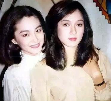 1981年，27岁的林青霞与一位比她颜值更高的女子在一起。颜值极高的林青霞也只能
