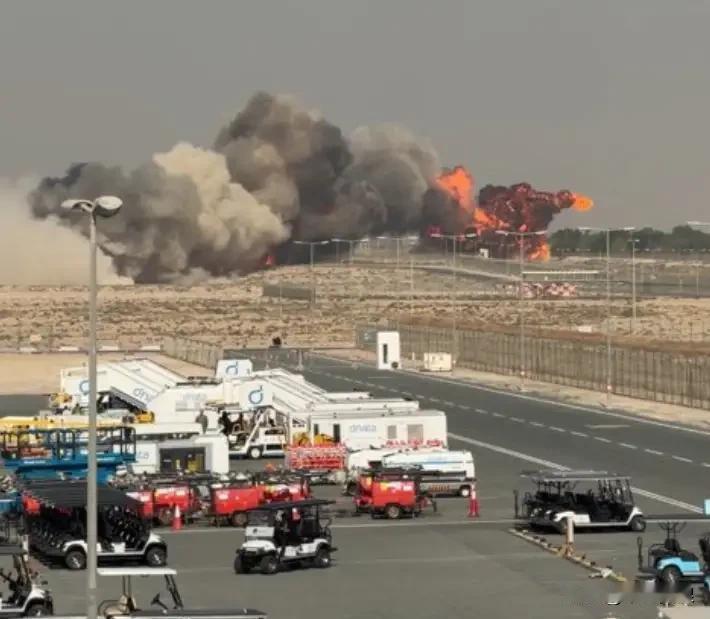 印度艰难的抉择迪拜航展参展的印度LCA光辉战斗机在表演中，机毁人亡，随后印度