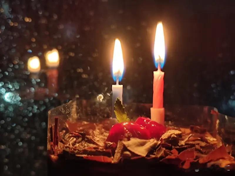 过生日过阳历还是阴历，这还挺让人纠结。我一直过阴历生日，因为传统上生肖、八字都和