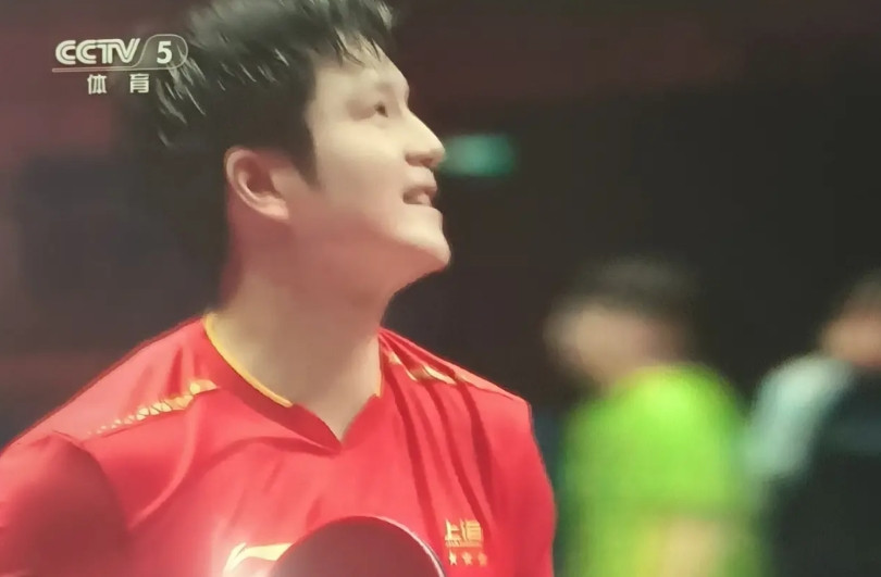 终于看到樊振东露到了笑脸，夺得冠军后，他并没有使劲儿的庆祝，而是与教练拥抱，并露