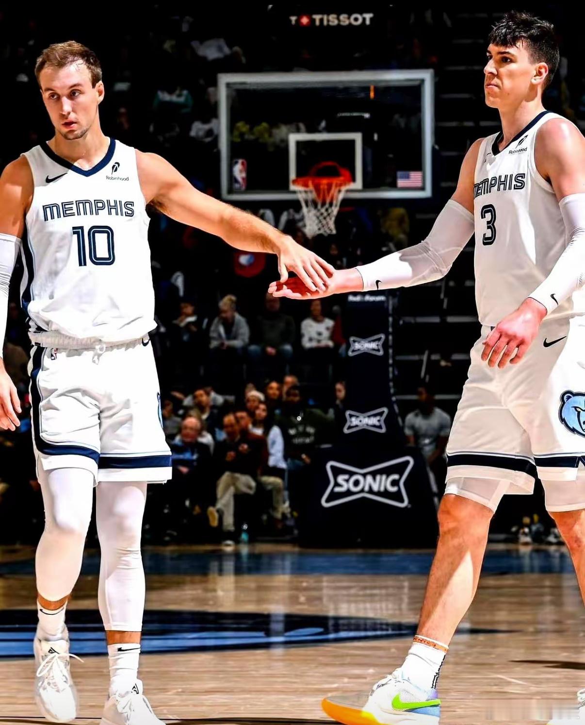 湖人队彻底变天，里弗斯和八村塁刚伤愈归来，发现首发位置没了，更衣室里全是灰熊的人