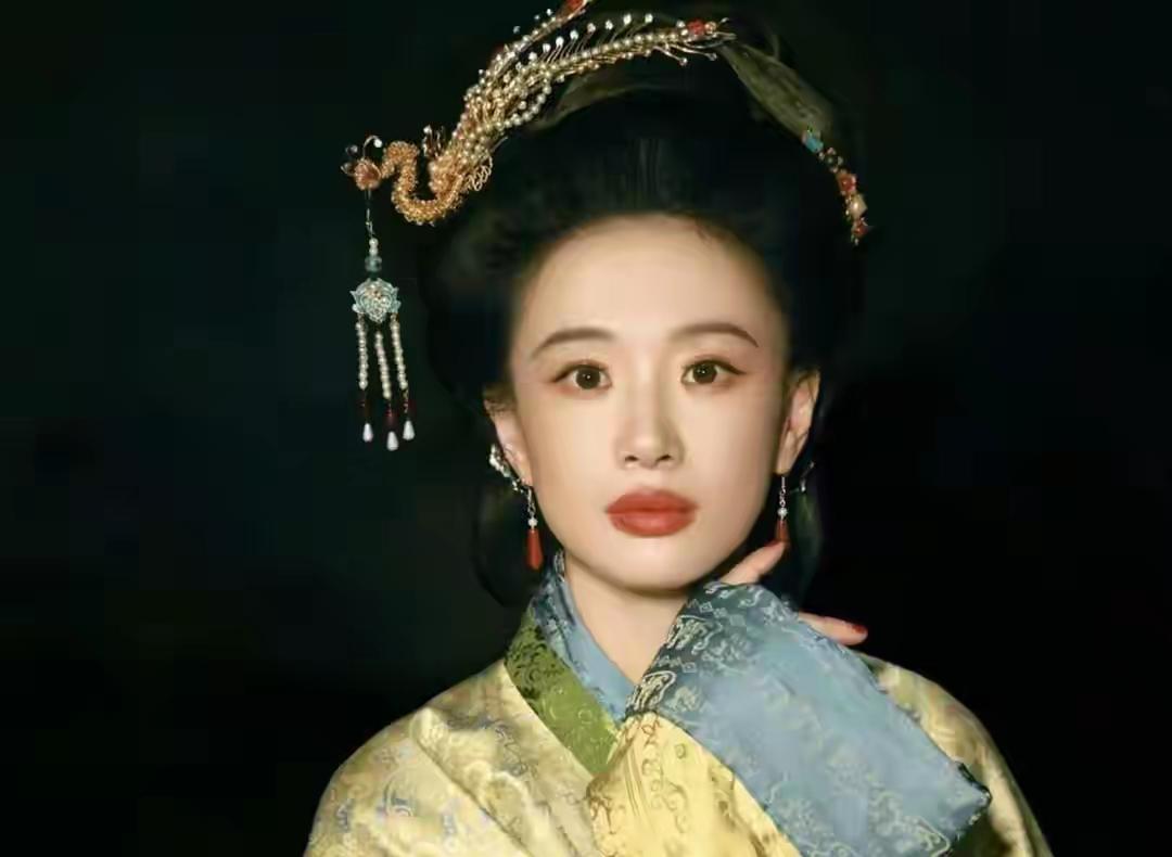 赵星棠临死前从木梳夹层抽出一张纸，交给许兰香。纸上写林锦岐从军时查出废太子关押