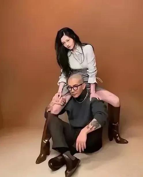 她一声不吭，被网暴死。说这话的，能不能仔细看看，她难道不是被家人带出去旅游，有病