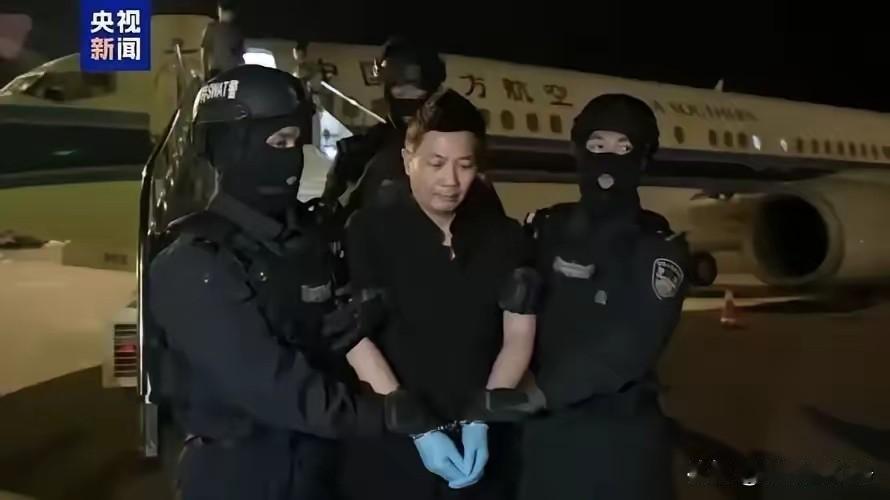 照片上这个男人叫做刘忍，6月17号，他被我国公安部门专项工作小组从柬埔寨的金边押