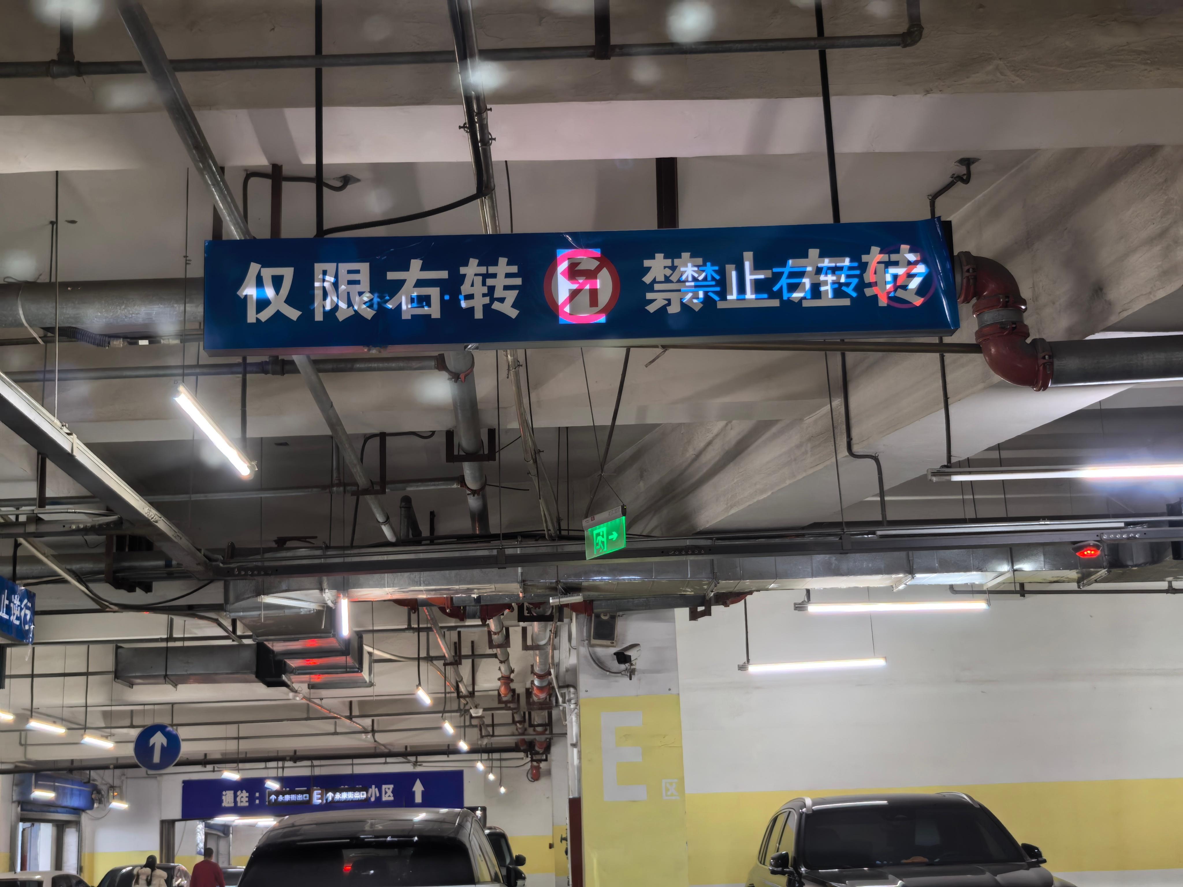 太原茂业天地这做牌子的人直接玩成规则怪谈了，是精神分裂吗？你到底让我往哪转