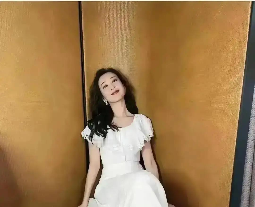 明星开始用“丑”赚钱了。不是人设崩塌，是她们主动撕开滤镜。舒淇顶着一头白发