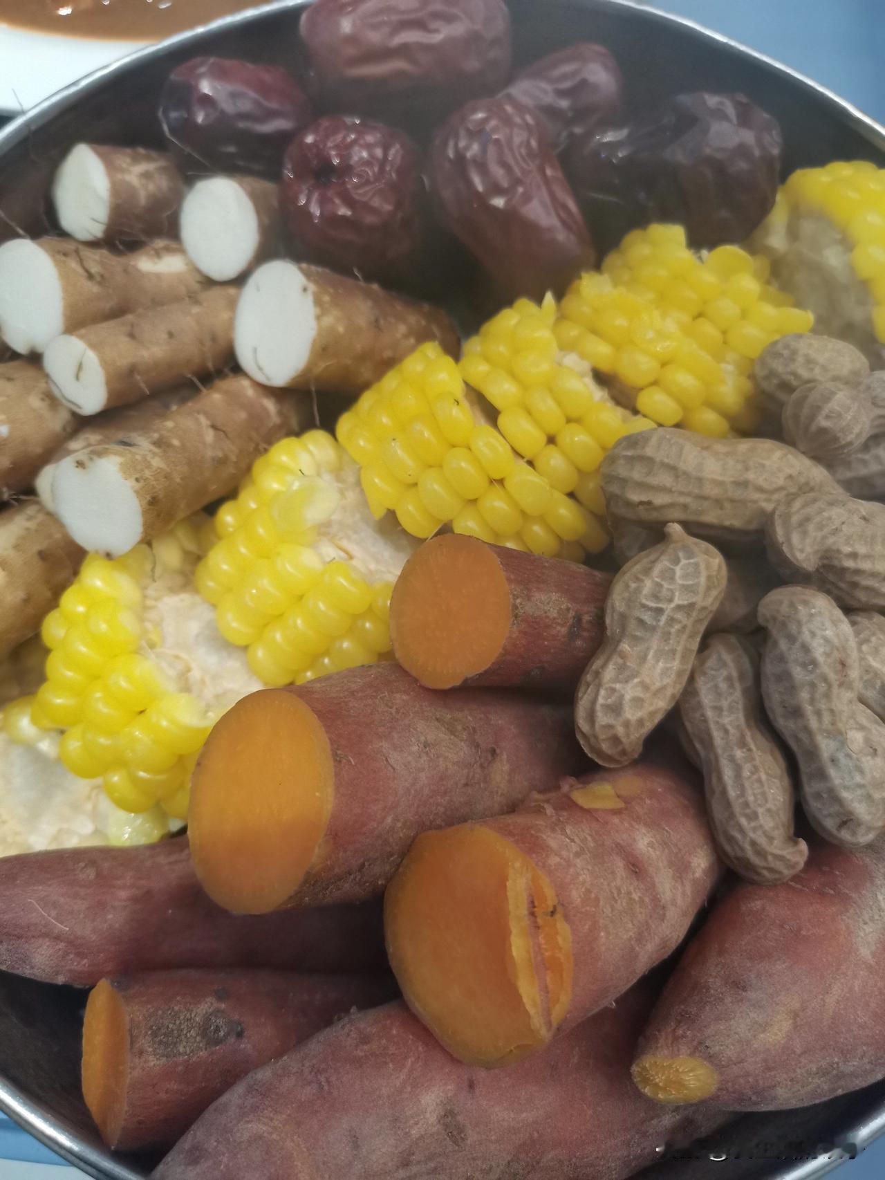 老妈总爱蒸红薯、玉米、山药，顿顿换着花样吃，觉得粗粮健康，却总纳闷血糖咋降不下来