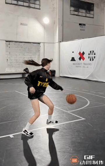 这动作好像在谁身上见过。[抠鼻]看着容易，其实很难！