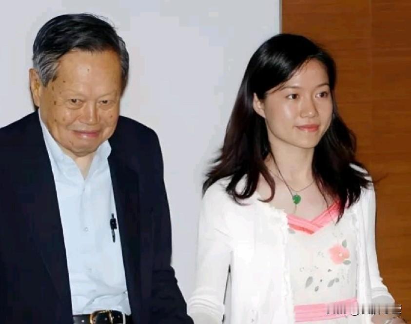 翁帆本来就追求的这种不食人间烟火的爱，谁说真爱没结果？杨先生临终前攥着她手说：