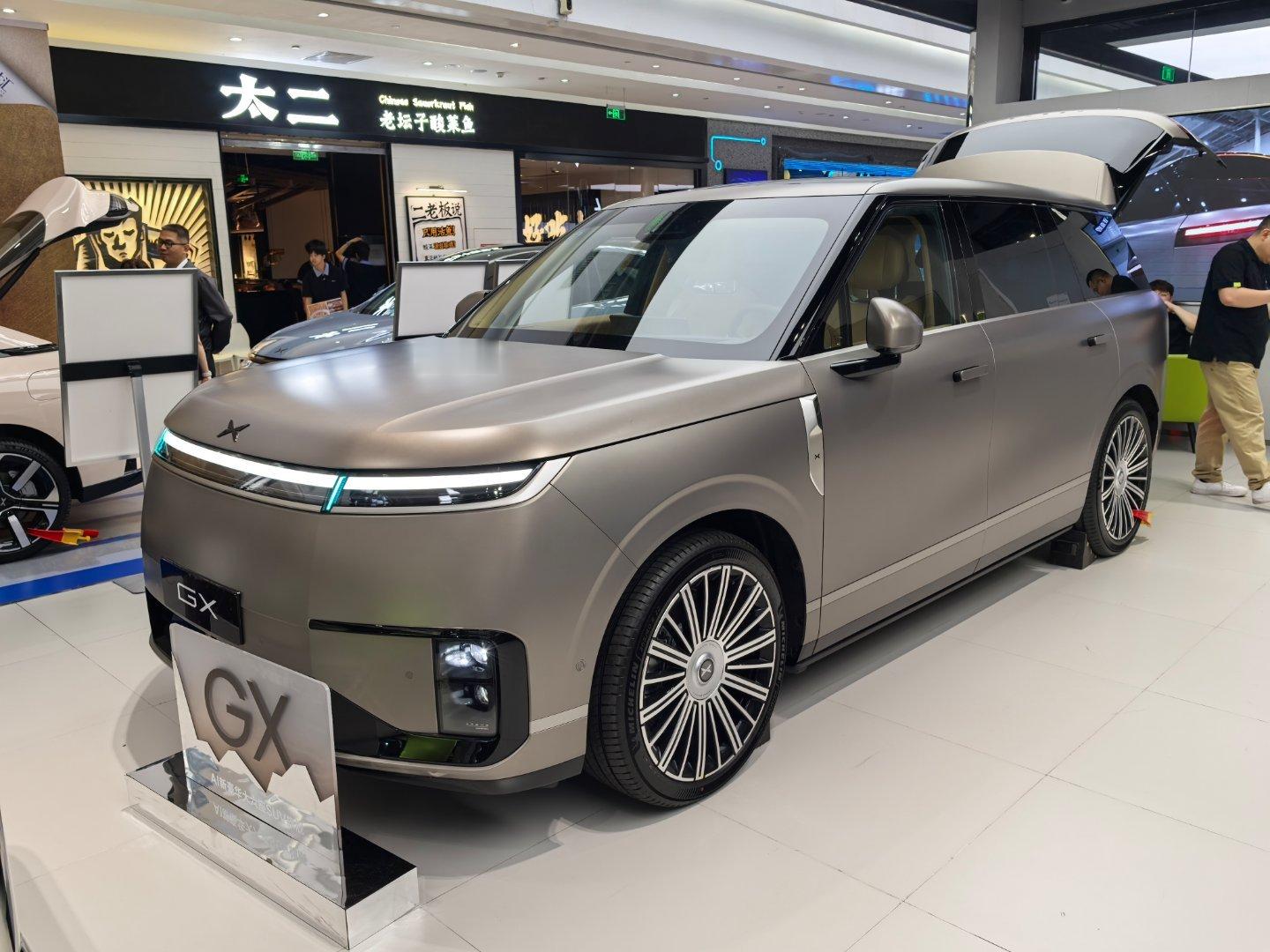 新车小鹏GX确实很火爆试驾都排出好几天了所以没开上以后有机会再说吧空间
