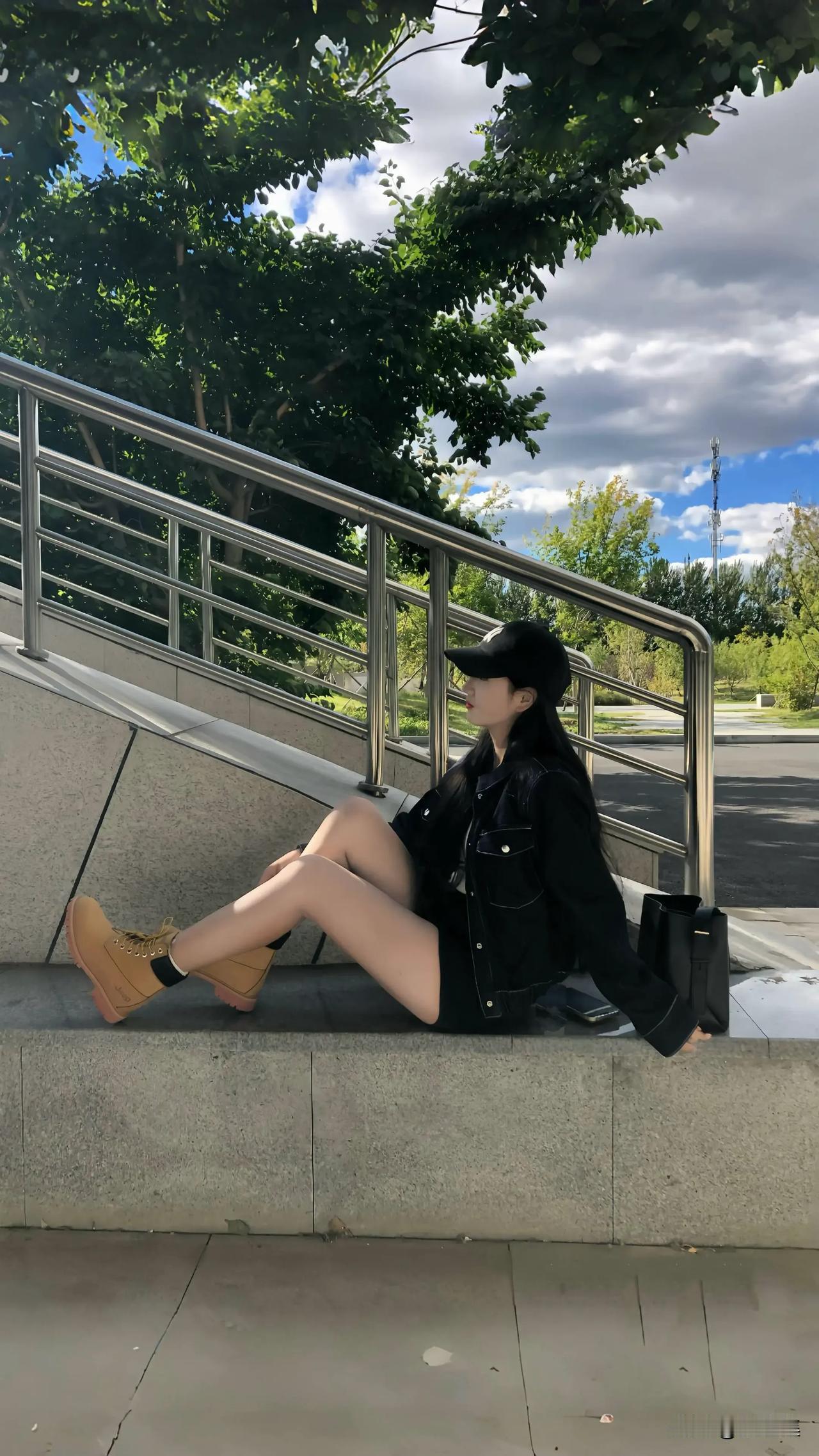 都市女孩在公园长椅上享受悠闲时光