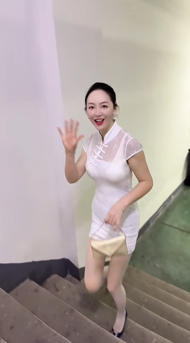准备上班正好碰到邻居，吊牌不扯，穿完准备退嘛