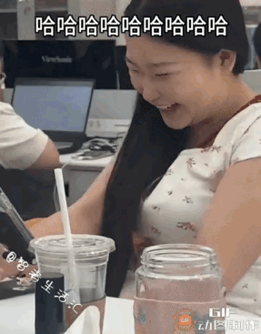 “太有种了”！一名女生上班时间玩手机，不料被老板撞见，后万万没有想到的是，小姐姐