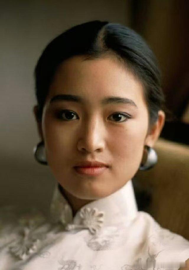 不愧是巩俐！60岁依旧保持着超高的专业水准，不管是演技还是气质，都始终在线，用