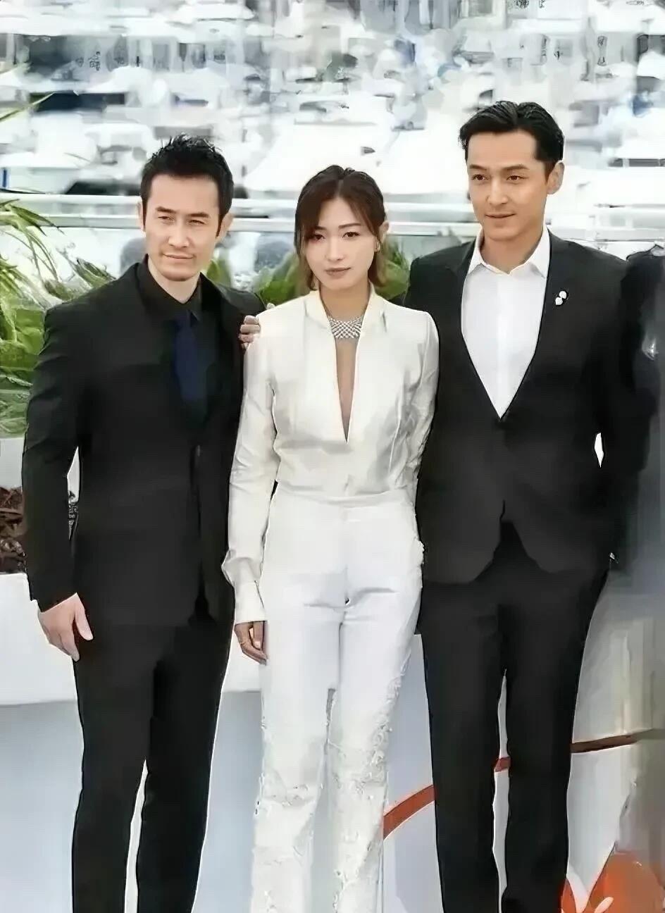 万茜真的算不上美女，比较普通，丢在人堆里也不好辨认出来。右边的是胡歌，身高185