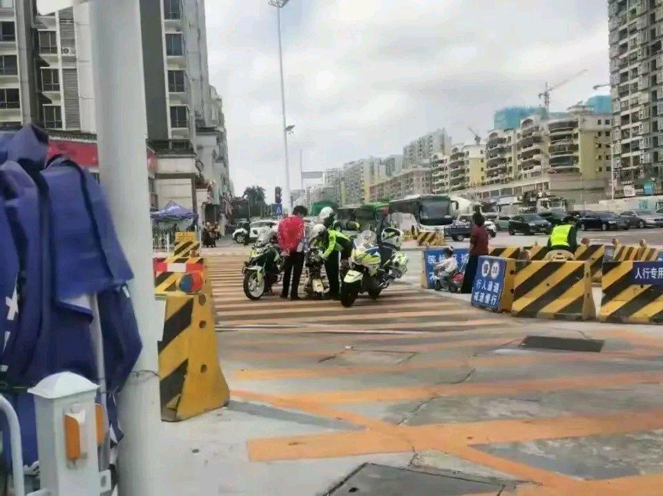 去珠海的人，到高铁站就会有强烈反差。别的城市高铁站外共享电单车排半条街，珠海却难
