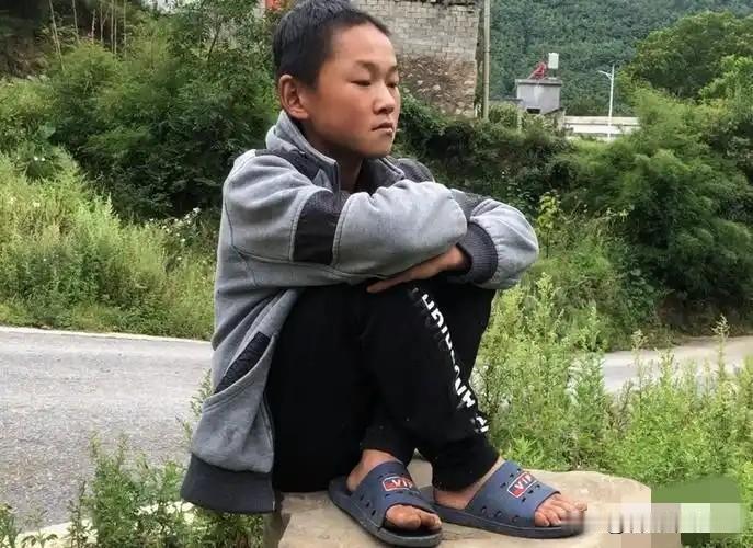 "破防了！"5月10日，河南一位八岁男孩因父母在外打工、家里手头紧，竟然拿着橡皮