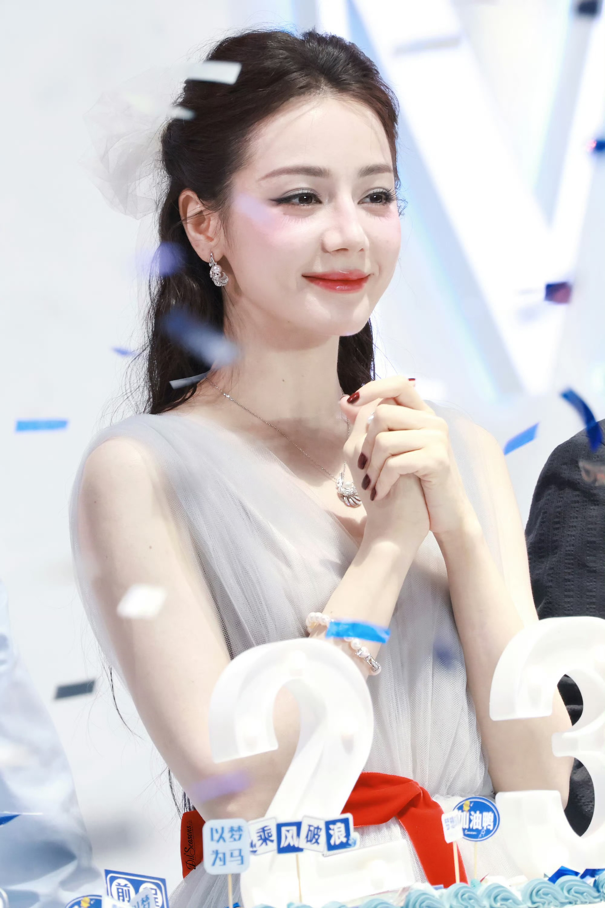 热巴这几套公主造型真的把我美到失语。前阵子那身淡蓝缎面长裙配同色蝴蝶结发带的活动图，直接生图冲了热搜
