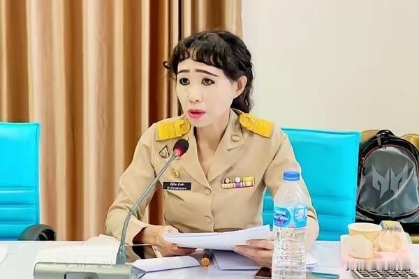 泰国女公务员化妆怪异引发争议，当事人:化妆是她的权利，她这样的妆容已保持了十年