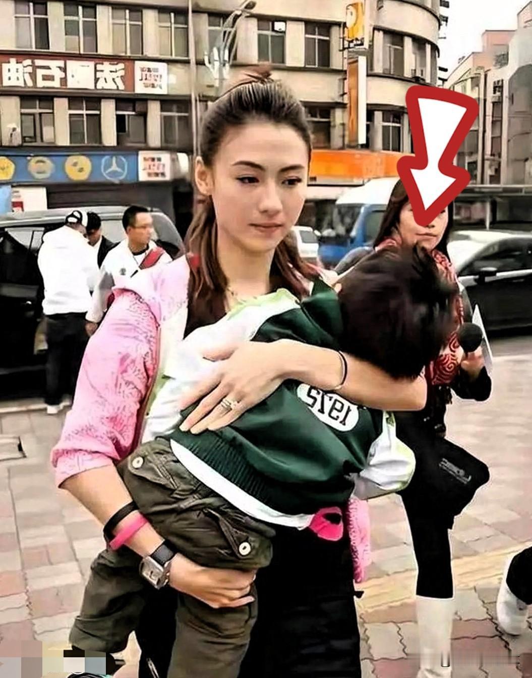 张柏芝这下估计后悔死了。她后悔的不是2018年生三儿子张礼承，也不是孩子出生证没