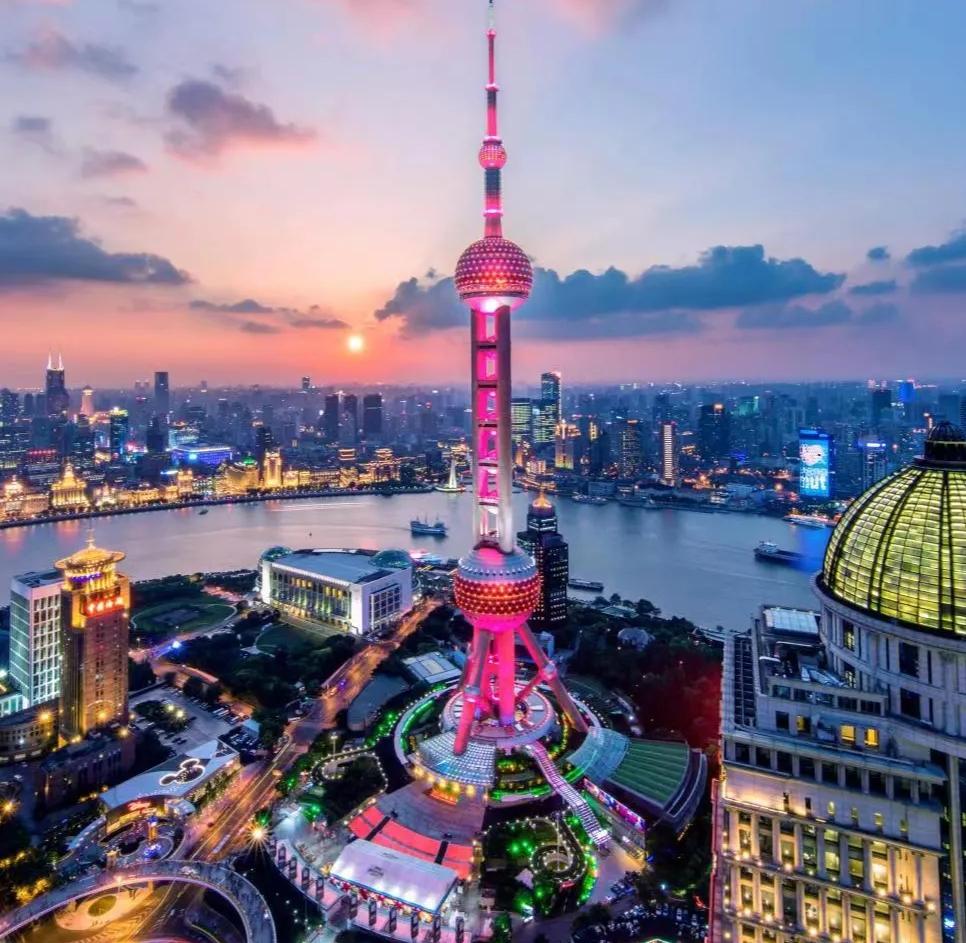 有网友问深圳能追上上海吗？如今上海正全力冲刺全球顶级大都市，主打全面均衡发展。作
