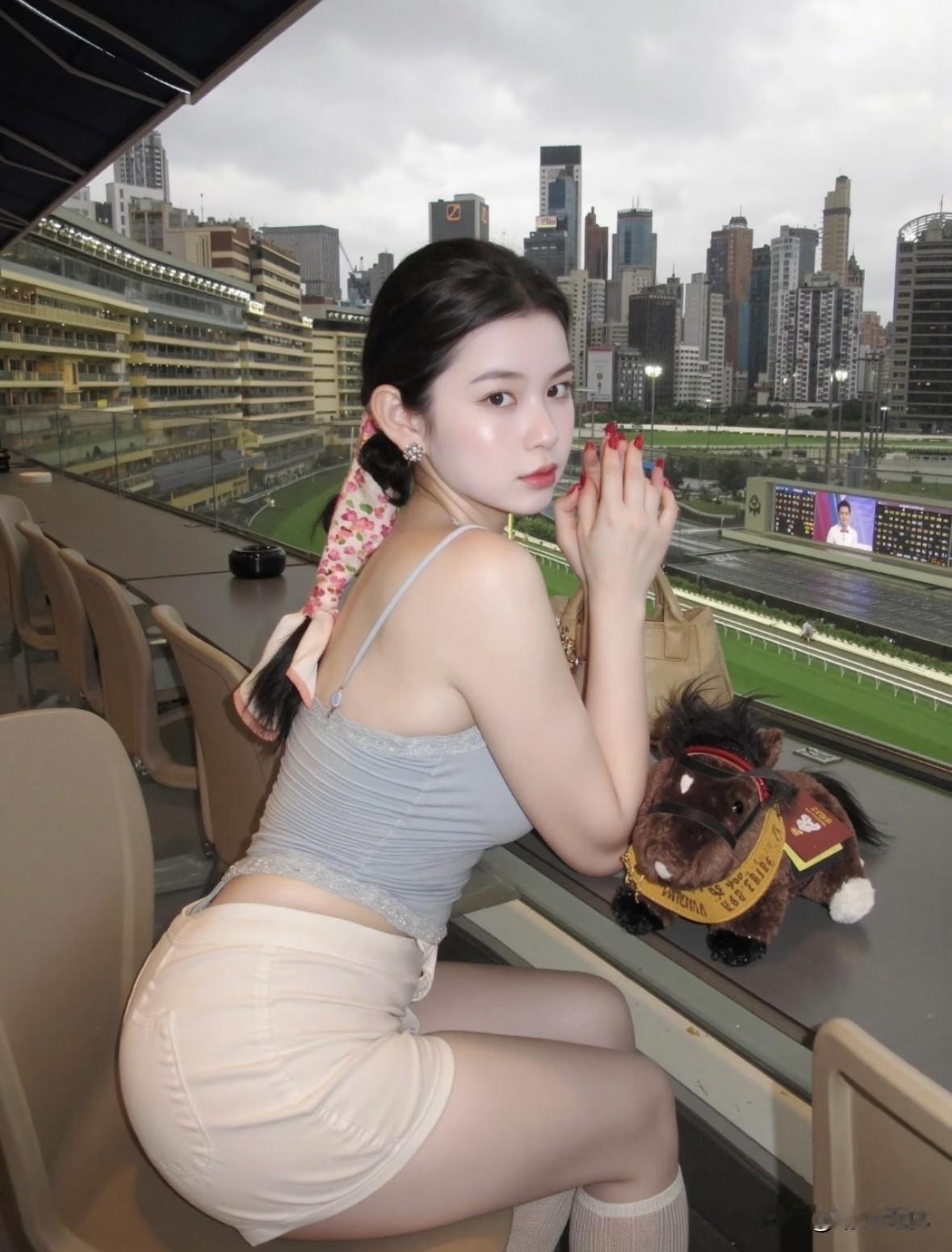 头顶撑开灰蒙蒙的巨伞，凉爽是天空的馈赠。有哪些女生日常好看穿搭可以借鉴分享一张