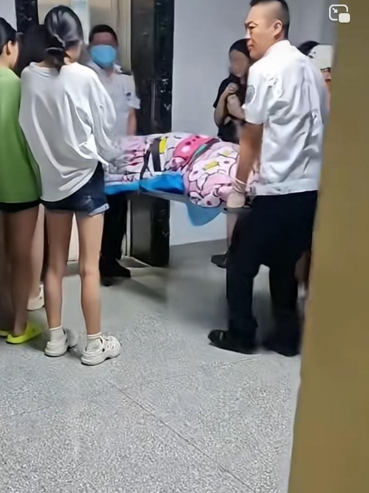 甘肃某学校大二女生宿舍内产子！刷到视频，气的我缓了几分钟才继续看下去，这是谁家不