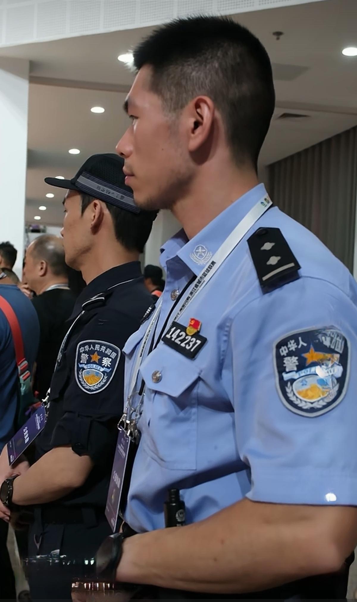 侧颜的猛男型警充满男性荷尔蒙，一身的肌肉，丰满的嘴唇，高挺的鼻梁，浓密的络腮胡子