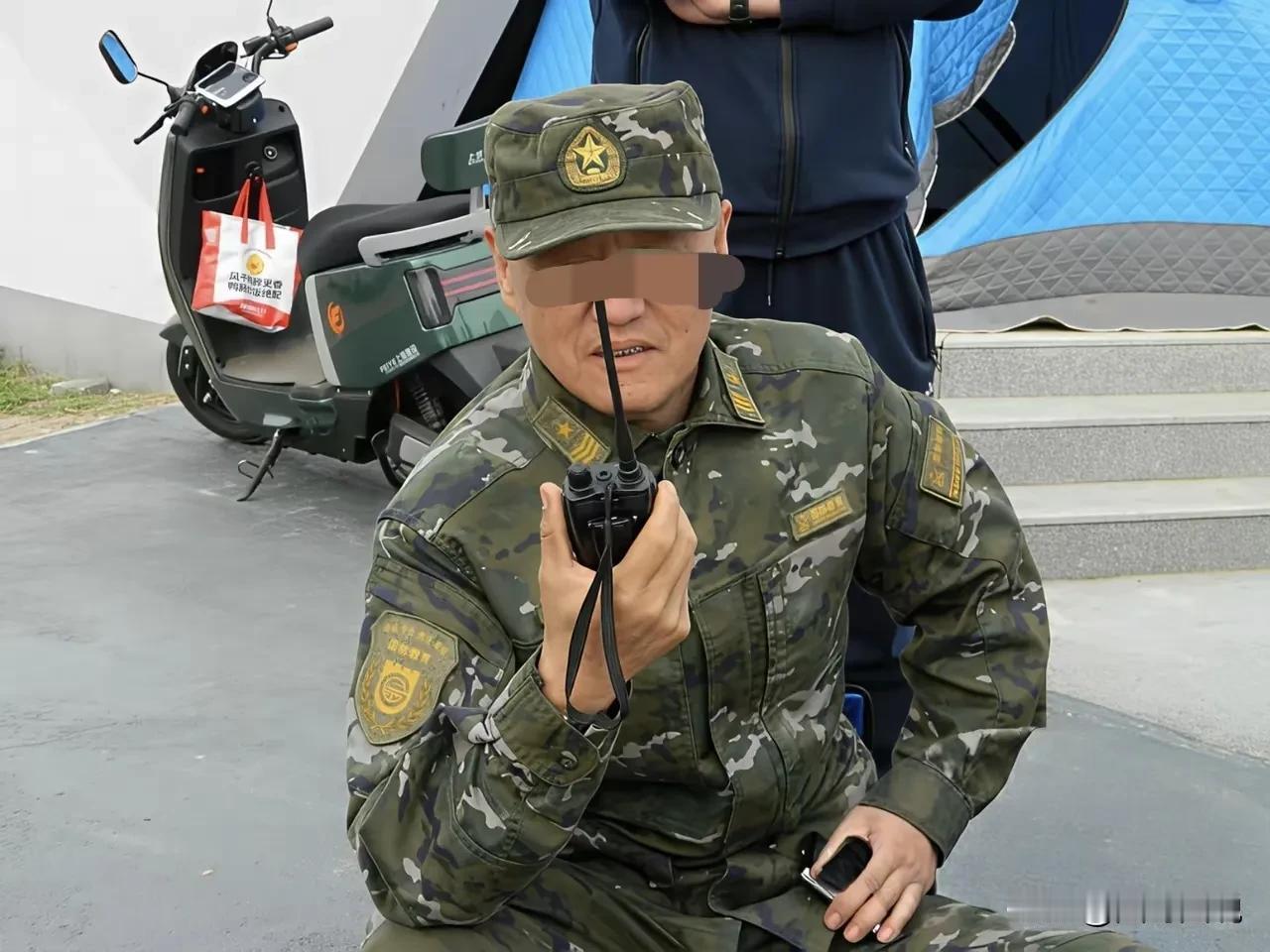 简直是太像了，不仔细看还以为是一名二级军士长呢？结果惊掉了下巴。照片中这名男子