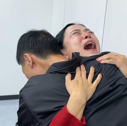 绝境里的姐弟：从流浪到被爱，这人间的苦与暖都该被看见妈妈因病去世，爸爸精神