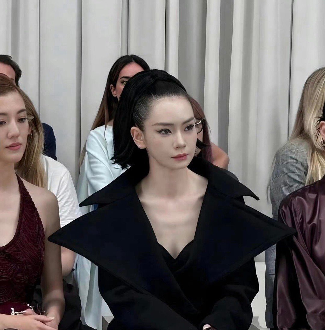 戚薇的头皮看着就疼，她为了美是真能忍