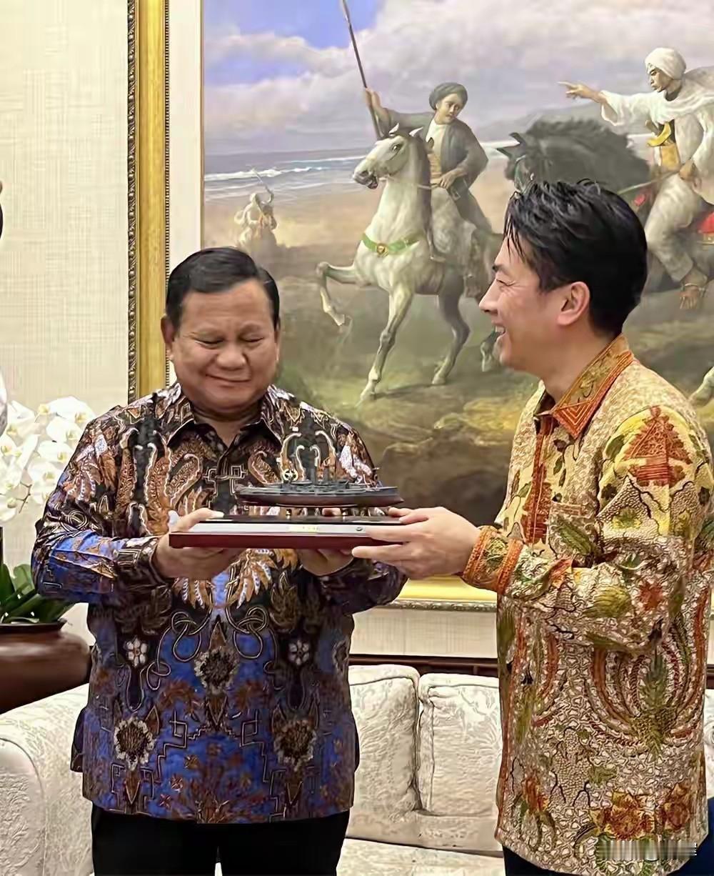 谁家好防长会把“恶魔战舰”送给别国总统！小泉进次郎就这样做，印尼总统表情亮了6