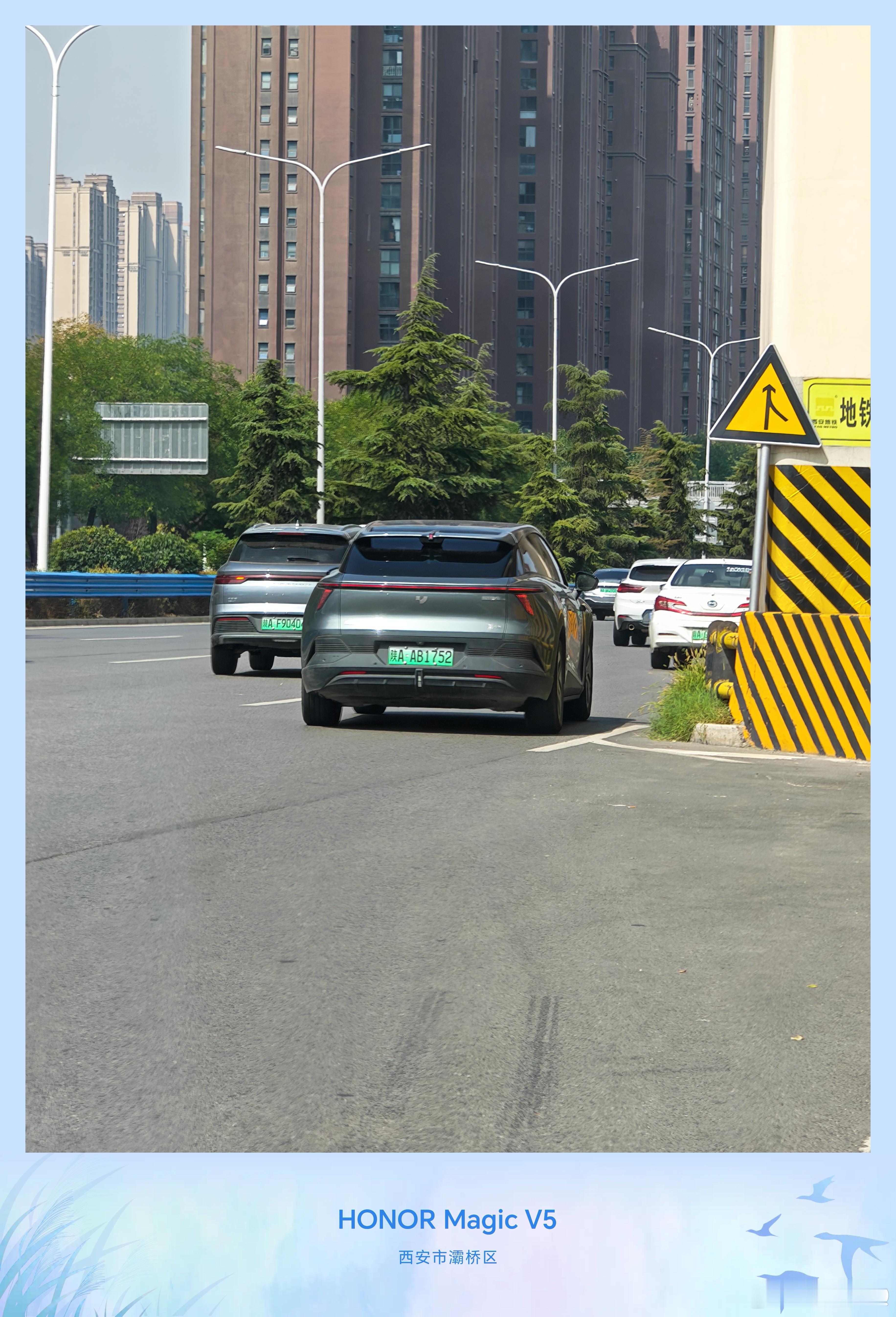 爸爸：我感觉这台黑色的车真漂亮（极越01），它不乱插队我：对！这车就是很漂亮​
