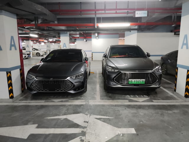 大热天被爹收拾了刚冲完电去接媳妇还要等一会因为太热了开着空调A