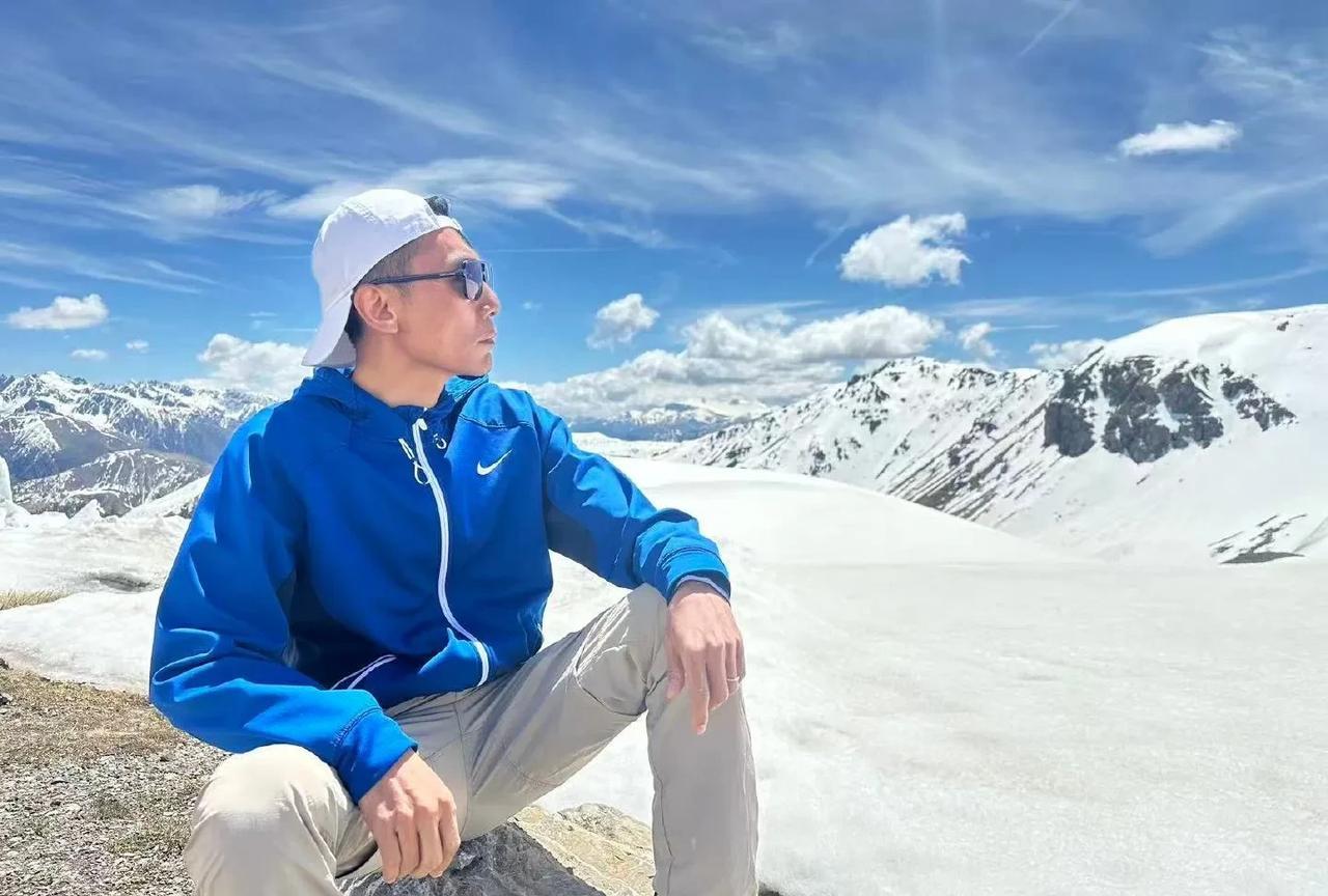 刘烨在阿尔卑斯山钓鱼5月27日中午，安娜在社交媒体发文，晒出刘烨在阿尔卑斯山的