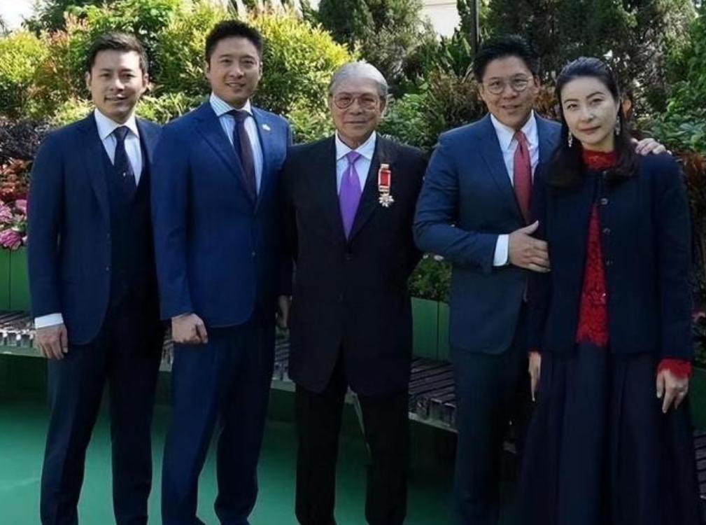 2025年的九三阅兵观礼台，简直成了一面“照妖镜”！霍震霆带着霍启刚、霍启山父子