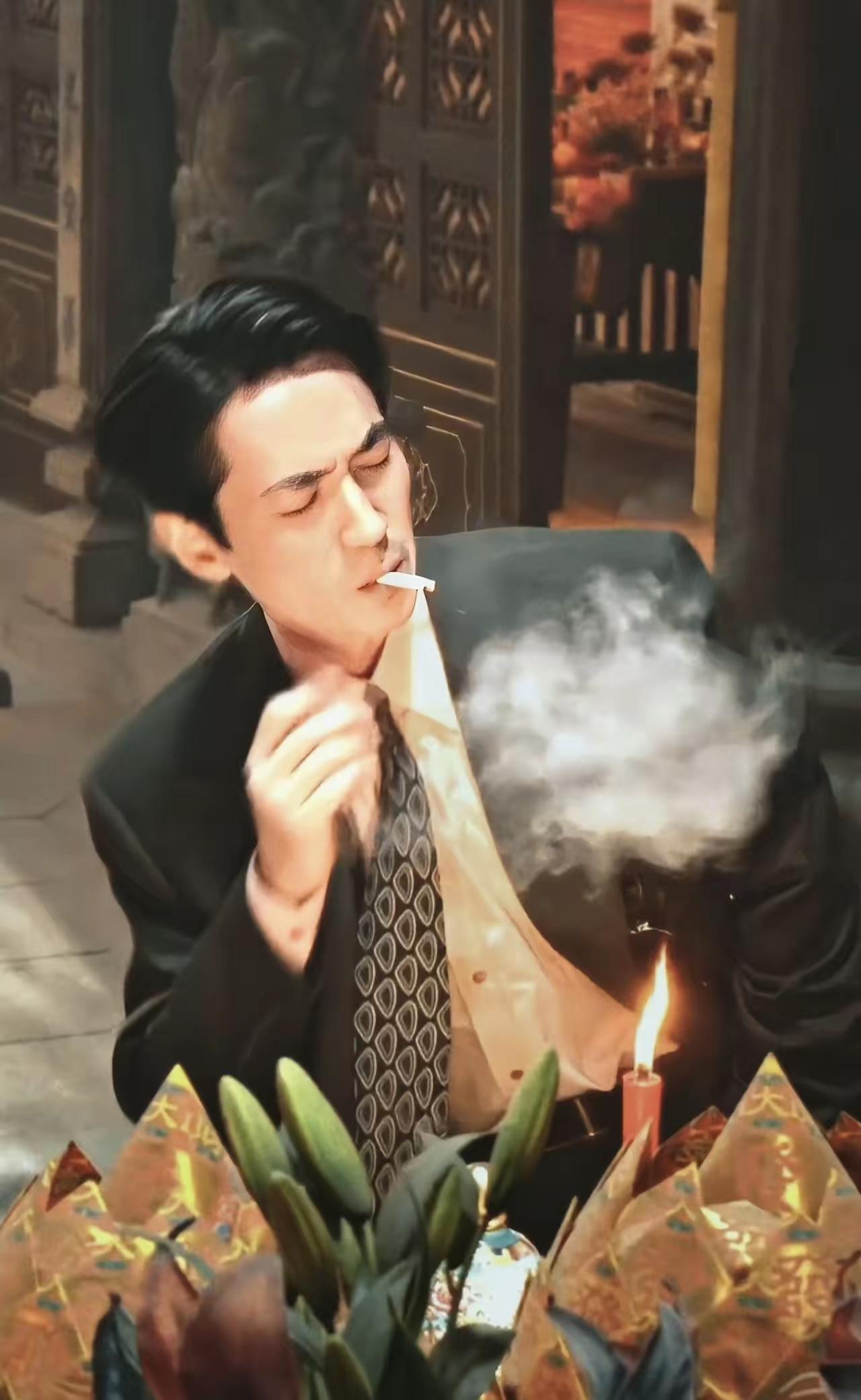 这个男演员的演技真的好到爆了。长的又帅又儒雅的，特别是他的眼睫毛又浓又长的。比女