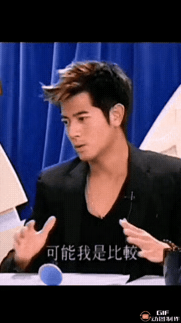 昨天春晚王一博和郭富城一起在台上跳舞的时候，下面孩子看到王一博说好帅好帅，再看到