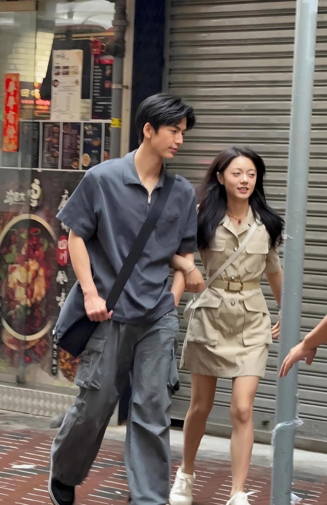 路人偶遇张凌赫、赵今麦在中环拍戏，离开滤镜也挺普通……是角色需要吗？不过二人同框