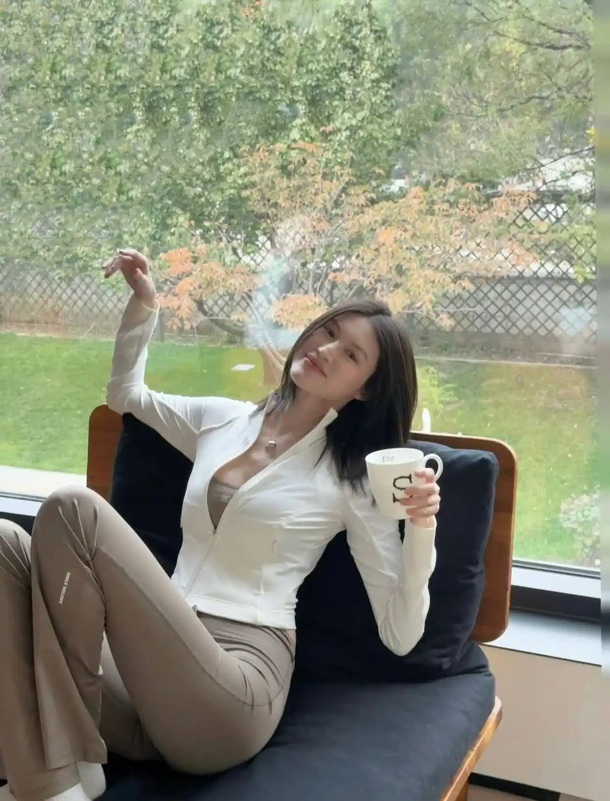 何穗穿瑜伽短裤秀身材，这比例是真实存在的吗​​​