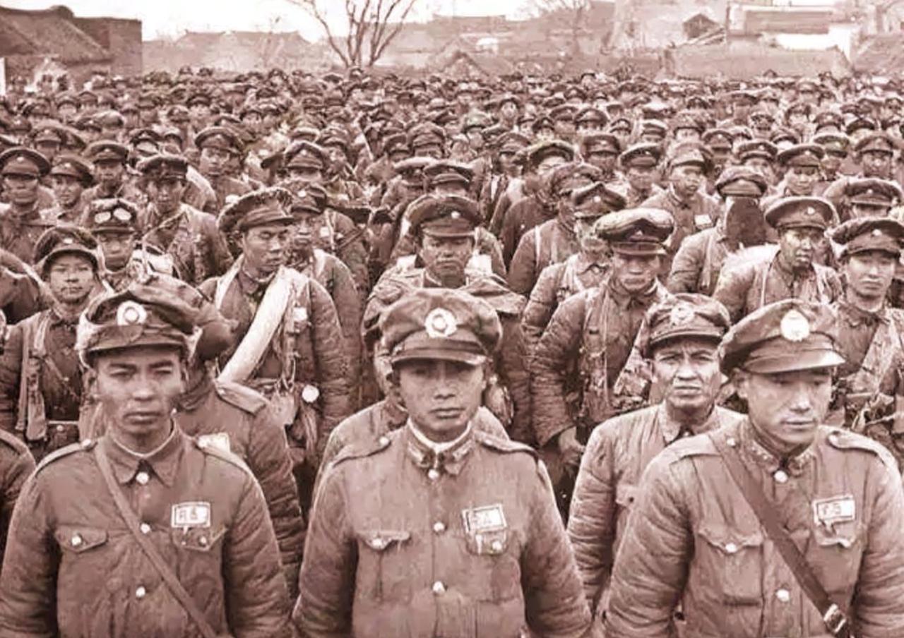 1949年11月，解放军用电台向成都警备司令严啸虎喊话：“严啸虎注意，你在成都治