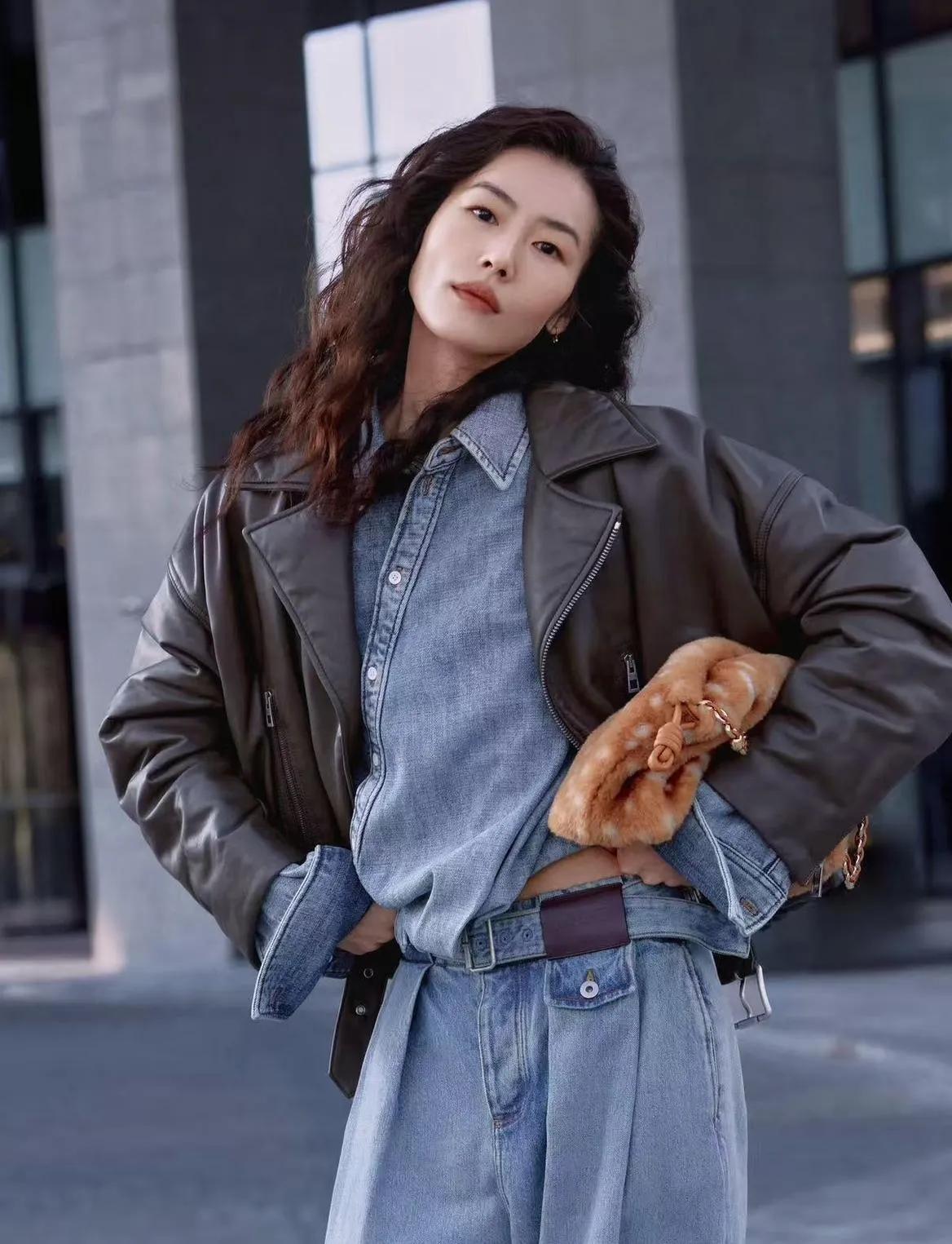 刘雯这超模气场，真的杀疯了💥短款皮衣叠穿牛仔套装，再配上羊毛卷发型，时髦