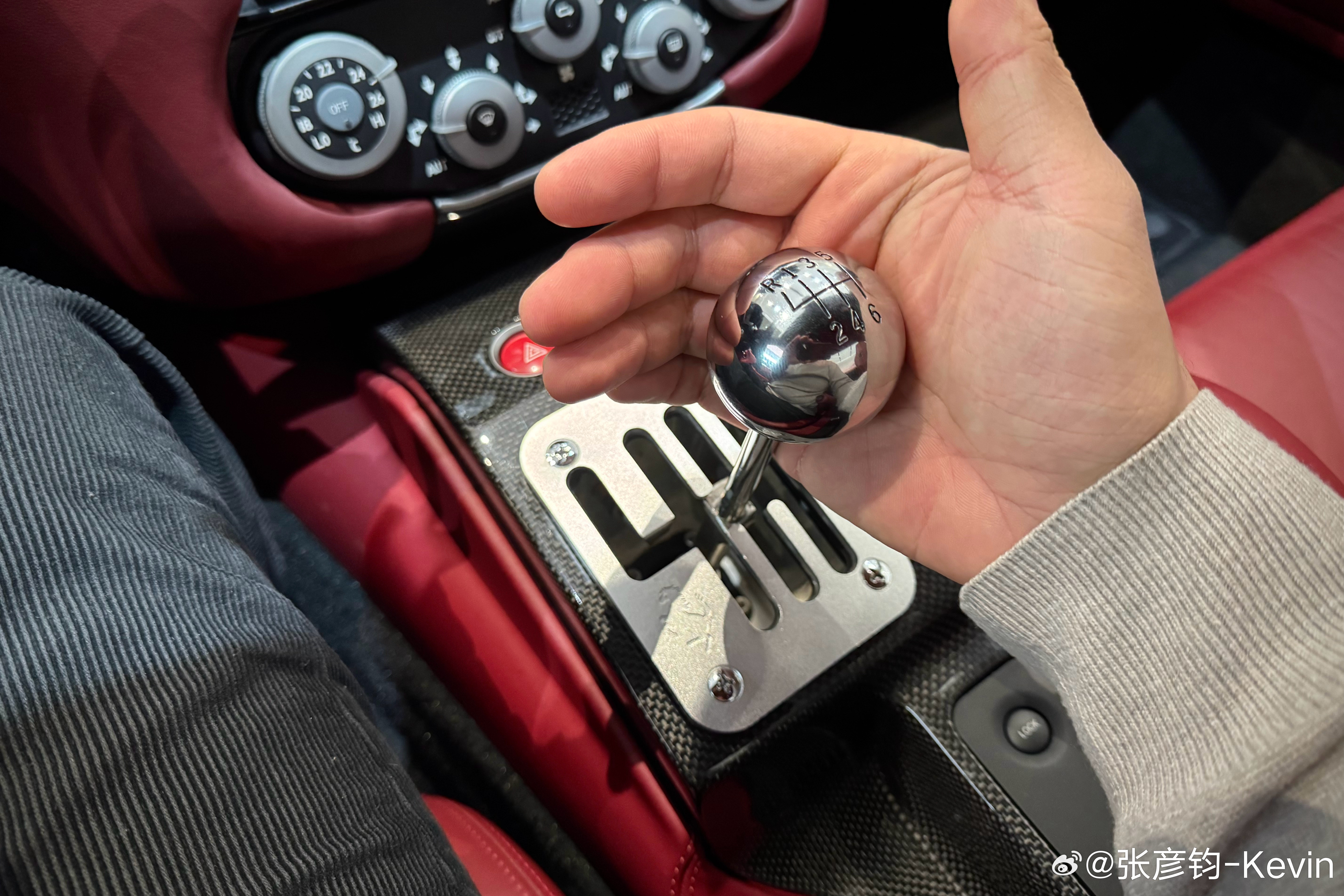 上午去看了两台曾经很喜欢的老车，不由感叹如今的老旧燃油车，更多还是提供情绪价值，