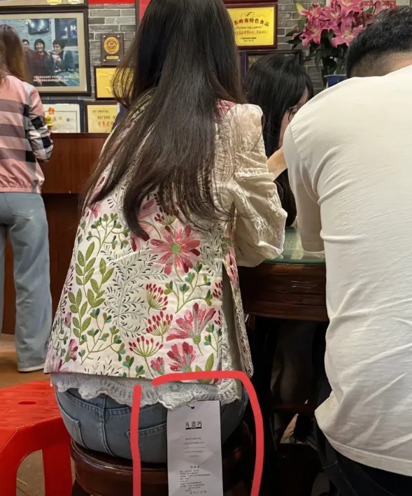 我的天啊！居然是真的！ 五一撞见“吊牌刺客”——女生穿带吊牌新裙暴走5小时，