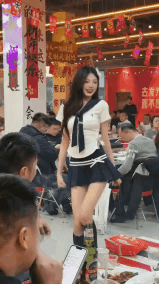 昨晚去一家新开的烧烤店，本想简简单单撸个串，结果一进门就给我整懵圈了。老板