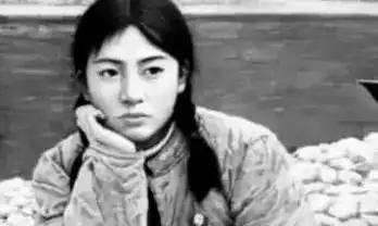 1978年，女知青李亚茹返城前夜，她颤抖地解开衣扣，对丈夫说：“今晚，我们做最后