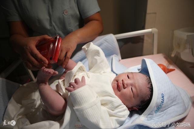助产士“这是我接生过的最大的顺产宝宝, 产妇很坚强!